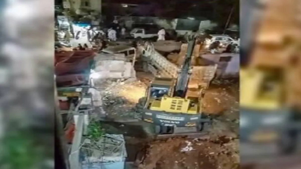 पाकिस्तानमध्ये 150 वर्षे जुने हिंदू मंदिर पाडण्यात आलं! हल्लेखोरांना पोलिसांनी दिलं संरक्षण