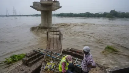 दिल्लीत यमुनेचं भीषण रूप; सखल भागातून ४१ हजार लोकांचं स्थलांतर, ओखला बॅरेजचे सर्व दरवाजे उघडले