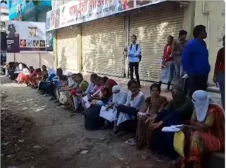 तलाठी परीक्षा देण्यासाठी आलेले परीक्षार्थी ताटकळले; सर्व्हर डाऊन असल्याने परीक्षा सेंटरवर विद्यार्थ्यांची गर्दी