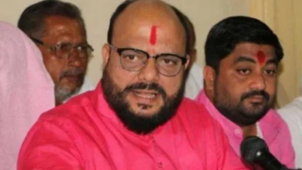 स्वतःचेच कपडे ठिकाणावर नाही त्यांनी सरकारचे कपड्यांकडे पाहू नका, गुलाबराव पाटलांचे संजय राऊतांना प्रत्युत्तर