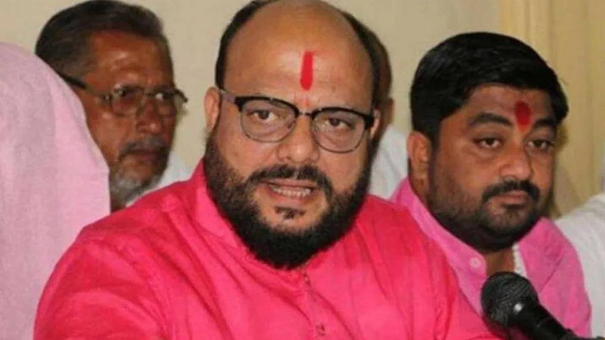 स्वतःचेच कपडे ठिकाणावर नाही त्यांनी सरकारचे कपड्यांकडे पाहू नका, गुलाबराव पाटलांचे संजय राऊतांना प्रत्युत्तर