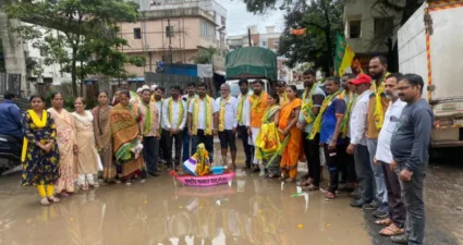 खड्ड्यातील पाण्यात सोडल्या होड्या; रासप’च्या वतीने आंबेगाव पठार परिसरात आंदोलन