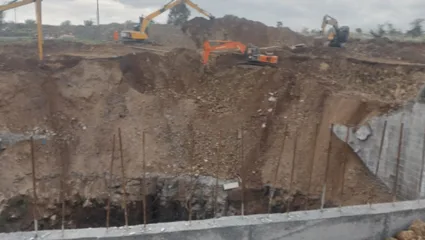 विहिरीच्या रिंगचे बांधकाम करताना मुरूमच ढासळला; चार मजूर अडकले ढिगाऱ्याखाली?