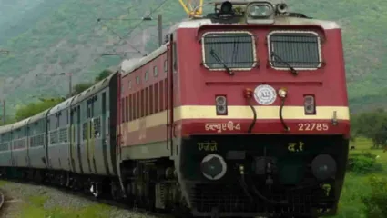 रेल्वेचे वेळापत्रकच कोलमडल्याने प्रवासी त्रस्त; अनेक सुपरफास्ट गाड्याही धावताहेत उशिराने, प्रवाशांनी रेल्वेलाच दिला इशारा…