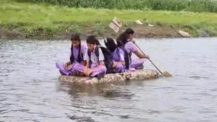शिक्षणासाठी चिमुकल्यांचा नदीतून जीवघेणा प्रवास, प्रशासनाच्या हलगरजीपणामुळे विद्यार्थ्यांचे हाल