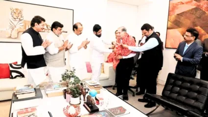 महाराष्ट्राचा पहिला उद्योगरत्न पुरस्कार ज्येष्ठ उद्योजक रतन टाटा यांना प्रदान; मुख्यमंत्री एकनाथ शिंदेंसह उपमुख्यमंत्री देवेंद्र फडणवीस आणि अजित पवार यांची उपस्थिती