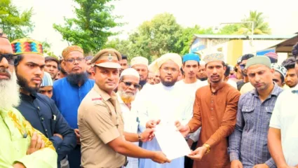 कुराण शरीफ फाडल्याच्या निषेधार्थ नारायणगावात मुस्लिम समाजाच्या वतीने निषेध, मुस्लिम समाजाच्या वतीने पोलिसांना दिले निवेदन