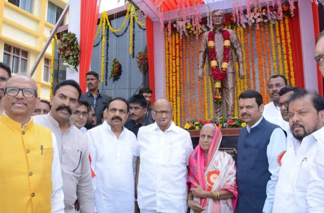 विधिमंडळ परिसरात गणपतराव देशमुख यांचे स्मारक उभारणार, उपमुख्यमंत्री देवेंद्र फडणवीस; सांगोल्यात पूर्णाकृती पुतळ्याचे अनावरण