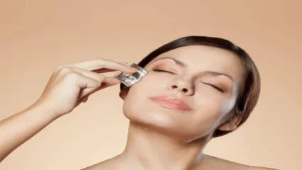 चेहऱ्यावर बर्फ लावण्याचे ‘हे’ आहेत फायदे