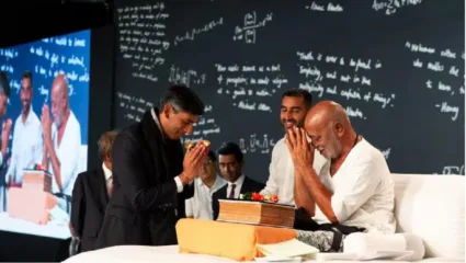 मोरारी बापूंच्या रामकथेला ऋषी सुनक यांंची उपस्थिती; म्हणाले, ‘मी पंतप्रधान नाही तर हिंदू म्हणून आलो आहे’!