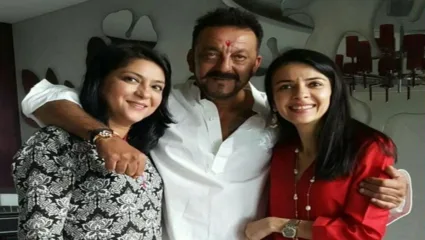 दोन्ही बहिणींसोबतचा फोटो शेअर करत संजय दत्तची रक्षाबंधनाची खास पोस्ट,नेटकऱ्यांनी केलं कौतुक