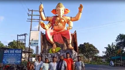 ढोल ताशांच्या गजरात वैजापूर गणरायाचे आगमन, मिरवणूक कडून केली श्रींची स्थापना