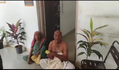 वृद्धाचे अर्धनग्न आंदोलन! पुरवठा विभागाचा कारभार चव्हाटयावर