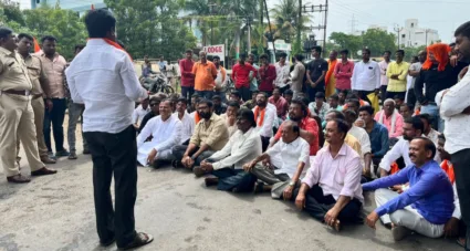सकल मराठा समाज आक्रमक; अक्कलकोट- सोलापूर रस्त्यावर रास्ता रोको