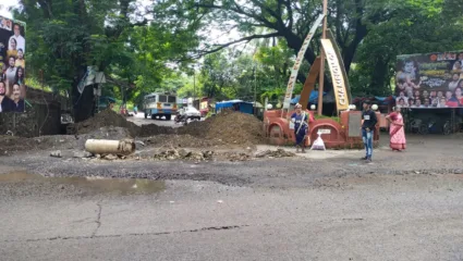 रेवस पाणीपुरवठा विभागाने गणेशोत्सवाच्या वेळी रस्ता खोदून केला बंद, सार्वजनिक बांधकाम विभागाचे दुर्लक्ष, दुरुस्ती करण्याची केली मागणी