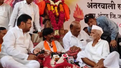 शिव प्रतिष्ठानचे प्रमुख संभाजी भिडे यांनी घेतली मराठा आंदोलन कर्ते जरांगे पाटील यांची भेट