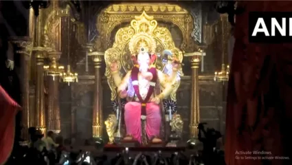 गणेशभक्तांसाठी लालबागच्या राजाची पहिली झलक; चंद्रकांत देसाईंची अखेरची कलाकृती शिवराज्याभिषेकाचा देखावा ठरणार आकर्षण, पाहा व्हिडीओ