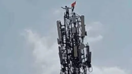 मद्यधुंद तरूणाचा मोबाईल टॉवरवर चढून धिंगाणा; उंचावरून केल्या कवायती अन्…