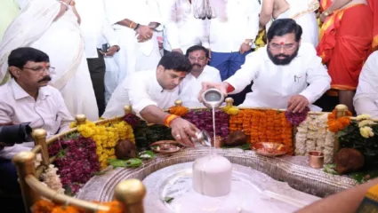 भीमाशंकर मंदिरात मुख्यमंत्र्यांनी घेतले ज्योतिर्लिंगाचे दर्शन, बळीराजावरचे संकट दूर कर, राज्यभर समाधानकारक पाऊस पडू दे अशी केली प्रार्थना