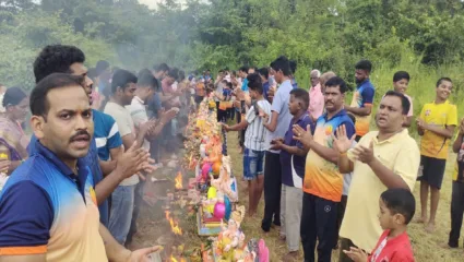 लाडक्या बाप्पाला निरोप देताना भक्तांचे डोळे पाणावले, गणपती बाप्पा मोरया… पुढच्या वर्षी लवकर…!