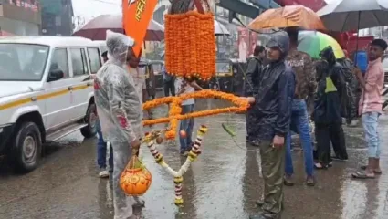 कल्याण शिवाजी चौकात शिंदे गटाची तर काही अंतरावर ठाकरे गटाची दहीहंडी, दोन्ही गटाकडून शक्ती प्रदर्शन