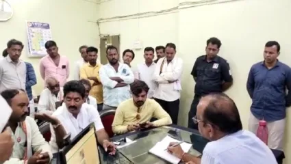 जिल्ह्यामध्ये वीज नसल्यामुळे शेतकरी संतप्त, पाण्याच्या कमतरतेमुळे पीक सुकली, महावितरणला भेट देऊन मांडल्या समस्या…