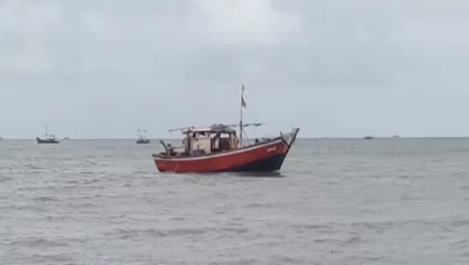 मोरा समुद्रात मासेमारी नौका उलटून एकाचा मृत्यू तर दोघे बचावले, भावांचे प्रयत्न अयशस्वी