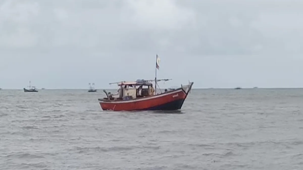 मोरा समुद्रात मासेमारी नौका उलटून एकाचा मृत्यू तर दोघे बचावले, भावांचे प्रयत्न अयशस्वी