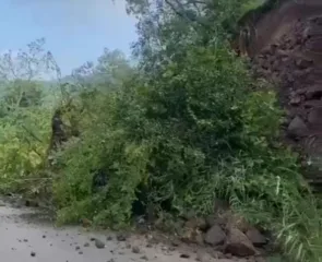 पसरणी घाटात दरड कोसळली ; वाई पाचगणी रस्त्यावर वाहनांच्या मोठ्या रांगा