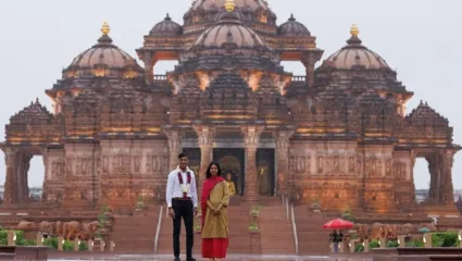 कपाळी टिळा, गळ्यात हार, ब्रिटिश पंतप्रधान ऋषी सुनक भक्तीत लीन; पत्नी अक्षतासोबत अक्षरधाम मंदिराला दिली भेट!