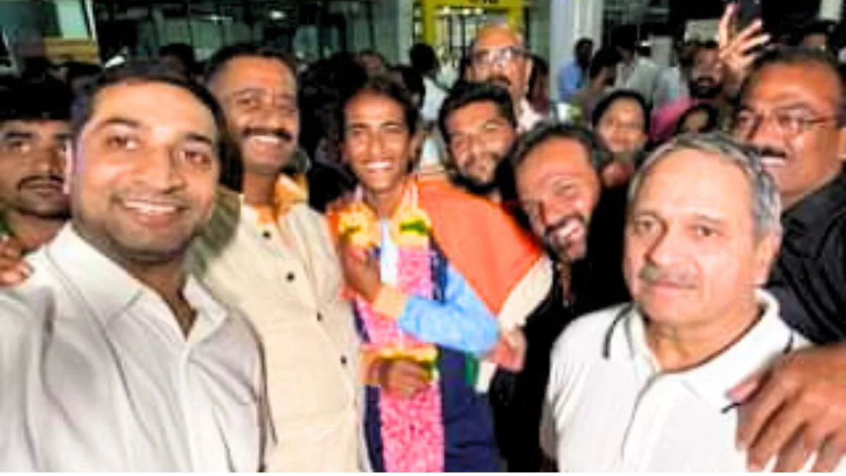 आशियाई स्पर्धेतील सुवर्ण कामगिरी करणाऱ्या ऋतुजा भोसलेचे पुण्यात आगमन, ढोल-ताशांच्या गजरात केले स्वागत