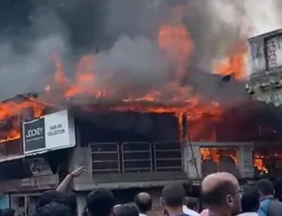 वाईत भाजी मंडईतील जुनी घरे व दुकाने आगीच्या भक्ष्यस्थानी ; सुदैवाने जीवितहानी नाही