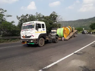 खांबाटकी घाटात 20 टन वजनाच्या ट्रेलरचा अपघात