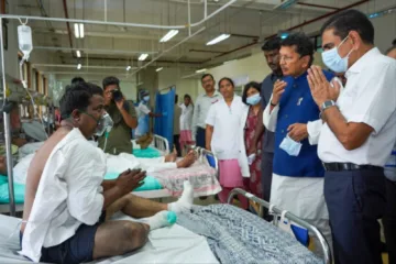 गोरेगाव आग दुर्घटनेतील जखमींची मुंबई शहरचे पालकमंत्री दीपक केसरकर यांच्याकडून विचारपूस