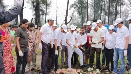 स्वच्छता मोहिमेत वरसोली किनाऱ्यावर सापडले चरस-गांजाच्या पिशव्या, पोलीस अधीक्षकांनी केली पाहणी