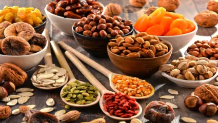 उपवासात ड्रायफ्रुट्स खाताय? जाणून घ्या फायदे आणि तोटे