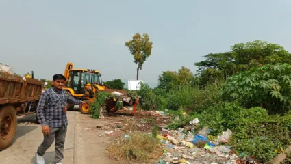 कचरा करणाऱ्या फळ विक्रेत्यांवर नगर पंचायतीचा बडगा, स्वखर्चाने कचरा उचलण्यास पाडले भाग