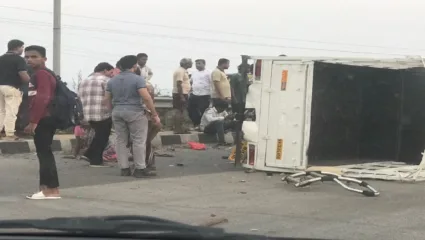 मुंबई गोवा राष्ट्रीय महामार्गावर नांगलवाडी परिसरात दुभाजकाला धडकून पिकप टेम्पो पलटी, एका महिलेचा मृत्यू तर सहा जण जखमी