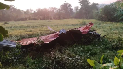 रायगडमध्ये सोसाट्याच्या वादळवाऱ्यासह परतीच्या पावसाचा तडाखा, घरे, इमारतीवरील पत्रे उडून नुकसान