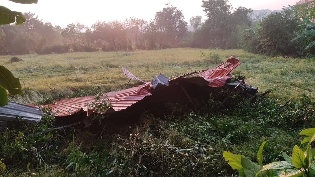 रायगडमध्ये सोसाट्याच्या वादळवाऱ्यासह परतीच्या पावसाचा तडाखा, घरे, इमारतीवरील पत्रे उडून नुकसान