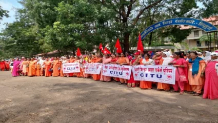 नांदेड – संभाजीनगर घटनेची जबाबदारी स्वीकारून आरोग्यमंत्री वैद्यकीय मंत्र्याना बडतर्फ करा, सिंधुदुर्गमध्ये आशागट प्रवर्तकांचा धडक मोर्चा