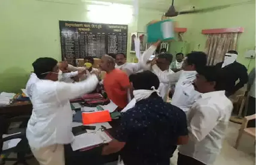 Farmers And Shiv Sainik Angry After Suffer Due To Poor Management Of Mahavitaran Nrka