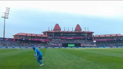 भारताच्या संघाची सामन्यात खराब फिल्डिंगमुळे अडचणीत वाढ, चाहते संतापले