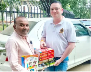 माथाडी नेते आ .शिंदे यांच्या वाढदिवसानिमित्त गरीब विद्यार्थ्यांच्या हाती विकासाचा ग्रंथ