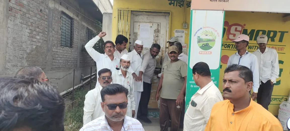 ऊस दर आंदोलन : स्वाभिमानी आक्रमक ;  हुतात्मा कारखान्याच्या गट , ऑफिसला ठोकले टाळे