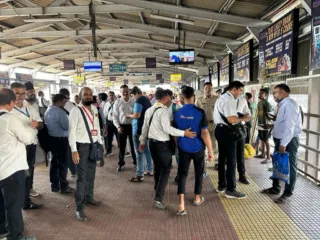 बापरे! सोमवारी ठाणे रेल्वे स्थानकात एकाच दिवशी विनातिकीट प्रवाशांकडून 8,66,605 रुपये इतका दंड वसूल; फुकट्या प्रवाशांवर…