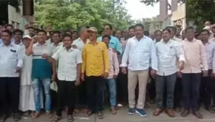 गोकुळवर दूध उत्पादकांचा मोर्चा ; गाय दूध दरात कपात केल्याने शेतकरी आक्रमक