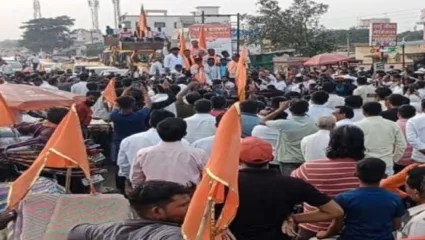 दौंडमध्ये मनोज जरांगे पाटील यांचे जल्लोषात स्वागत, पुष्प फुलांचा वर्षाव