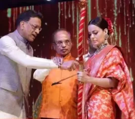 अभिनेत्री कंगना रनौतने लाल किल्ल्यावर केलं रावण दहन, 50 वर्षाच्या इतिहासात पहिल्यांचा एका स्त्रीच्या हस्ते रावण दहन