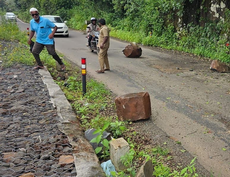 पन्हाळ्यावर दगडी शिळा कोसळली ; वाहतूक बंद, सलग दोन दिवस पडणाऱ्या पावसाचा परिणाम